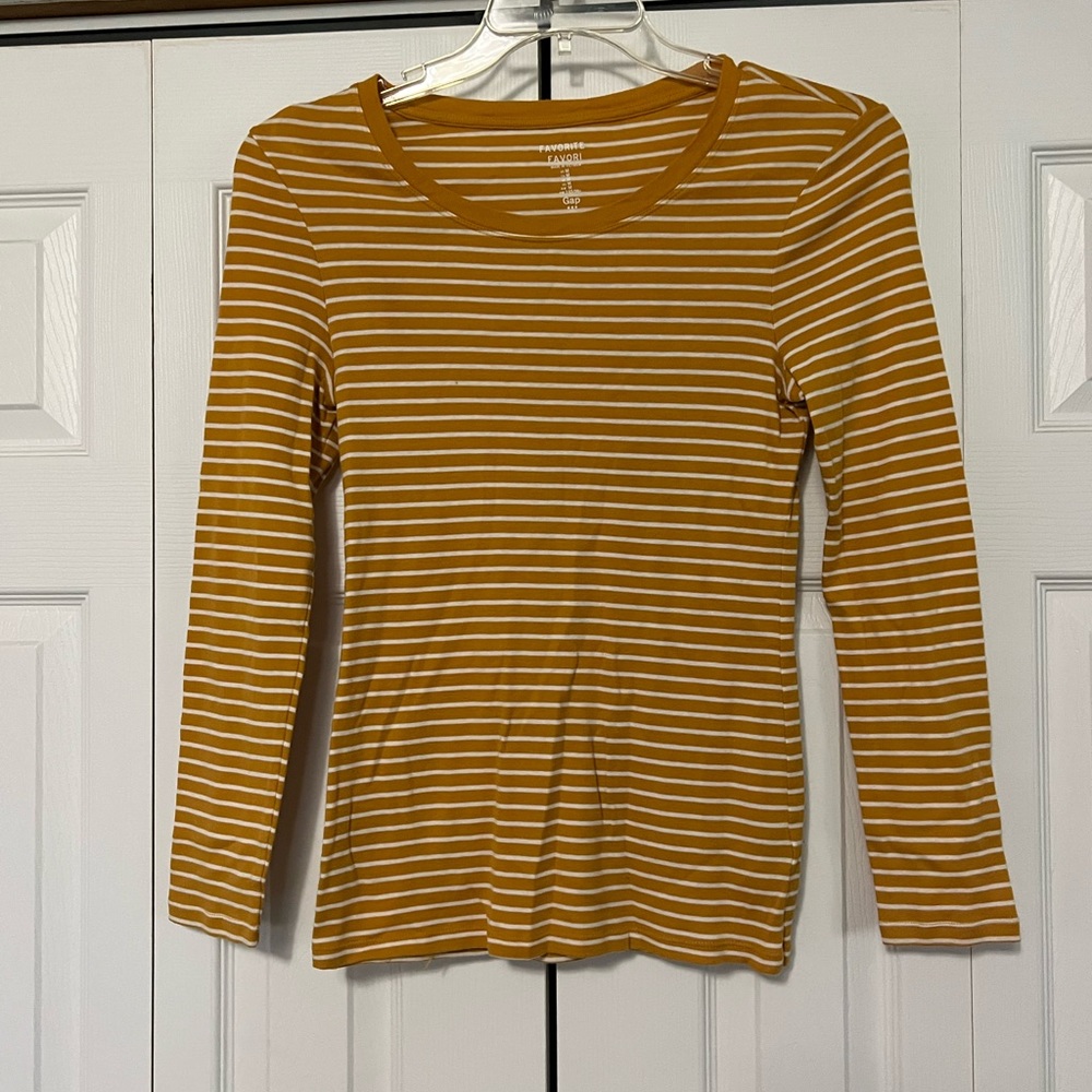 3/$12 🎉 Yellow Gap long sleeve